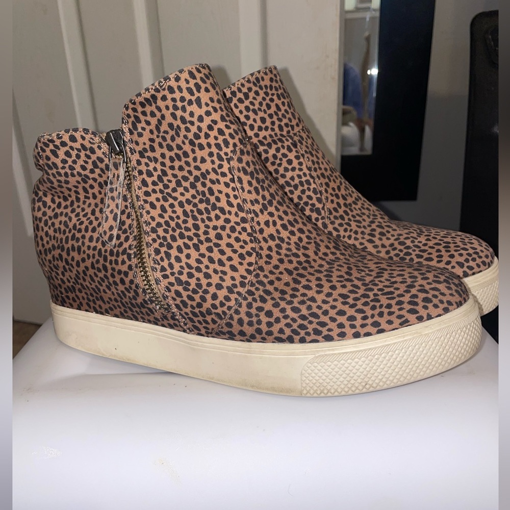 Cute women’s 9.5 cheetah print zip up booties